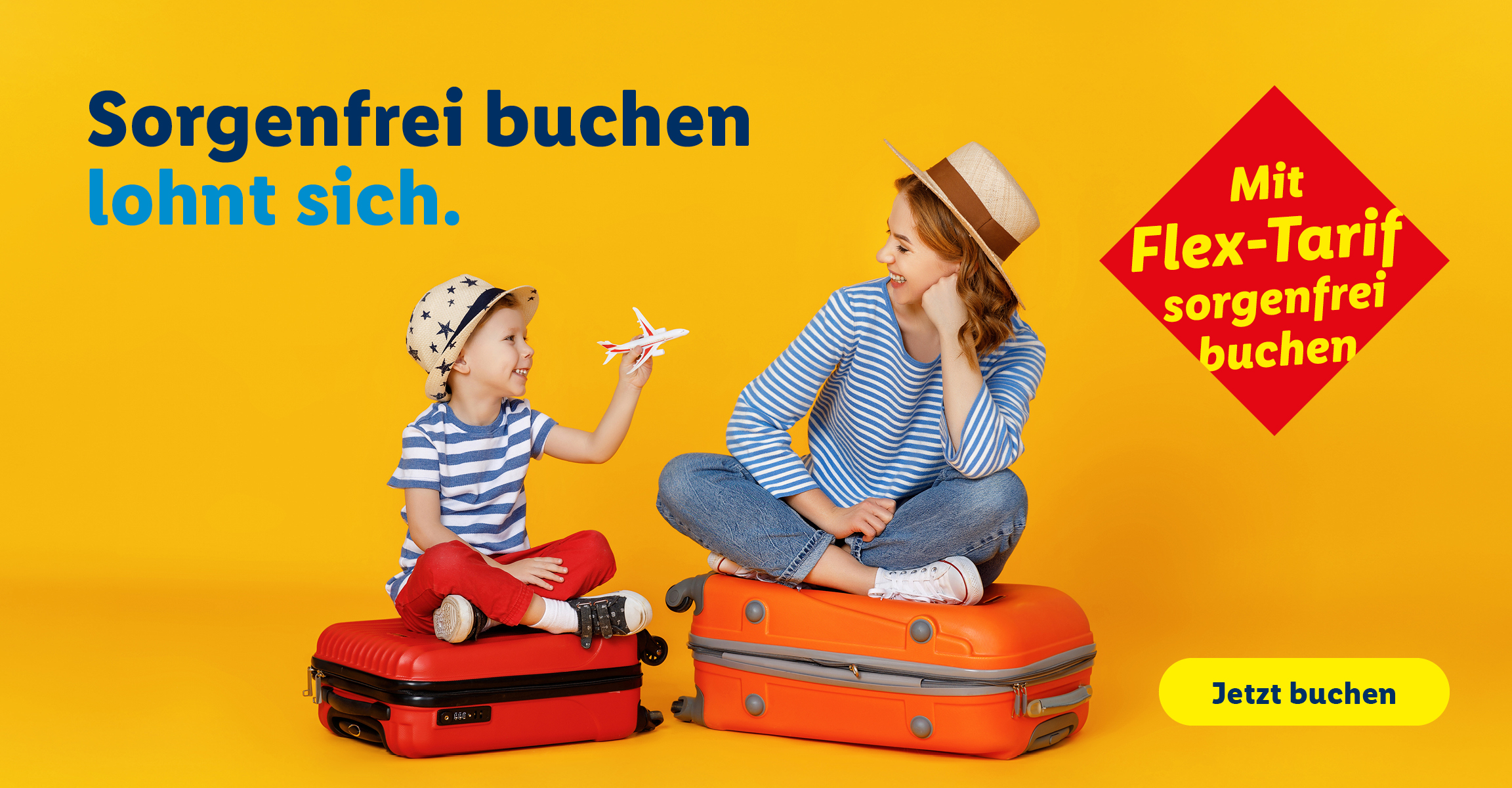 Werbebanner für den Lidl Reisen Flex-Tarif auf gelbem Hintergrund. Eine Frau mit Sonnenhut und ein kleiner Junge sitzen lächelnd auf Koffern. Das Kind hält ein Spielzeugflugzeug in der Hand.  Ein blaues Kreissymbol rechts bewirbt den „Flex-Tarif – Sorgenfrei buchen“. Unten rechts befindet sich ein gelber Button mit der Aufschrift „Jetzt buchen“. Beim Klick wird man auf die Angebote mit dem Flex-Tarif weitergeleitet.