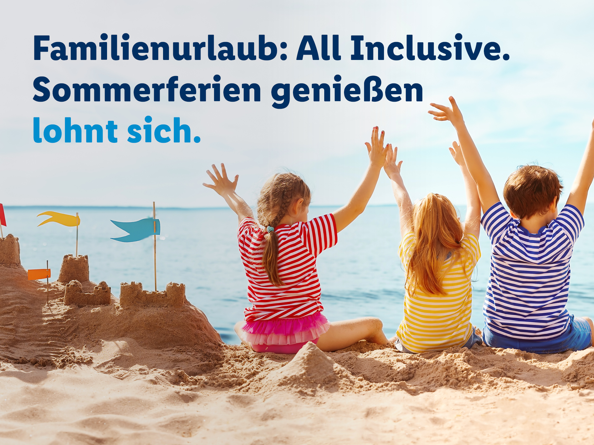 Familienurlaub: All Inclusive. Sommerferien genießen lohnt sich.. Ein sonniges Werbebanner für Familienurlaub: Vier Kinder sitzen mit dem Rücken zur Kamera im Sand an einem sonnigen Strand und strecken freudig ihre Arme in den blauen Himmel. Neben ihnen steht eine große, detailreiche Sandburg, die mit bunten Fähnchen geschmückt ist.
